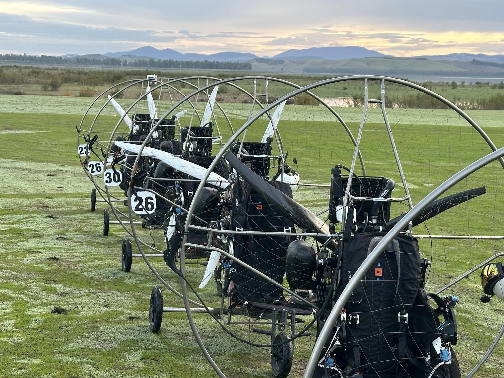Fila de equipos de paramotor listos para la competición