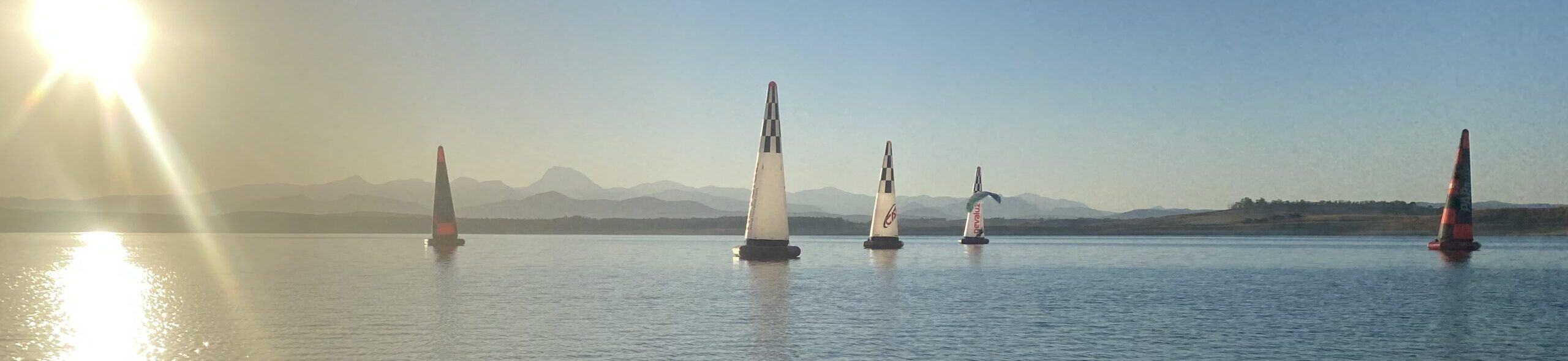 Lago de Bornos preparado para competición de slalom de paramotor