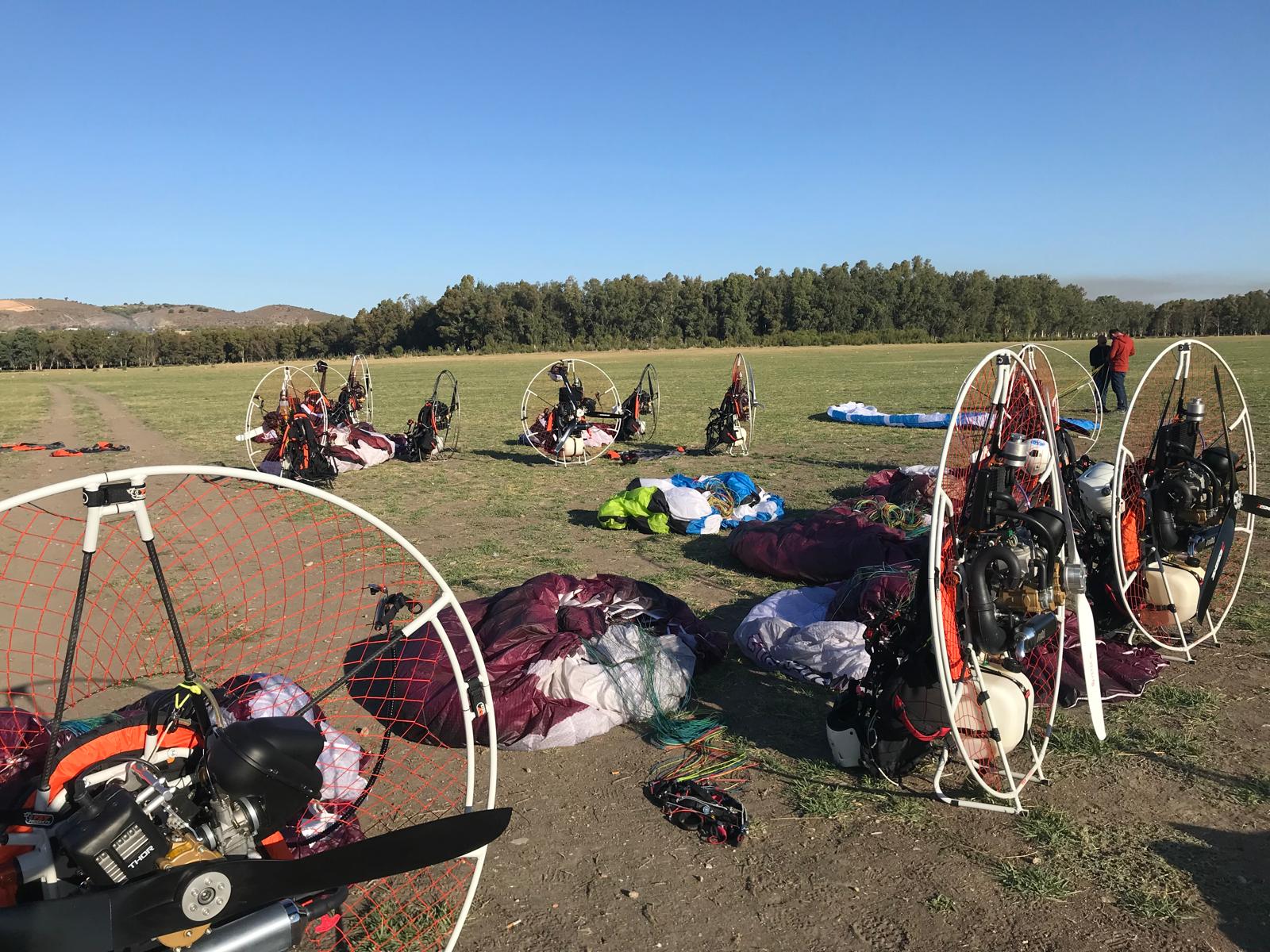 Preparando varios equipos de paramotor