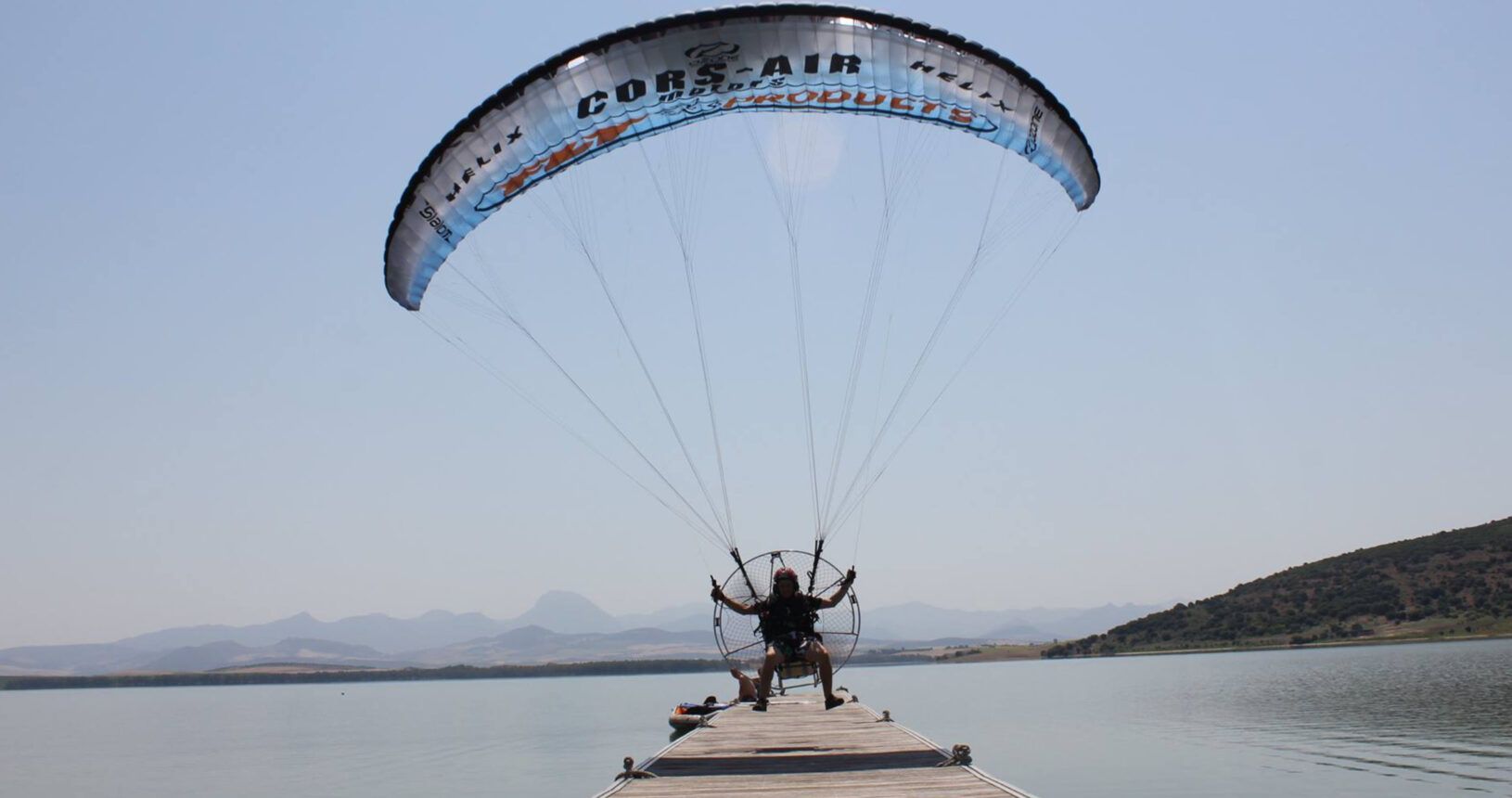 Aterrizando el paramotor en el pantalán del lago de Bornos